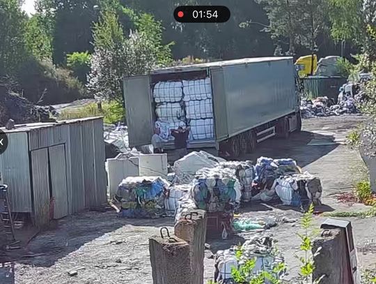 BANKRUT DALEJ ZWOZI ODPADY DO PORAJA. WBREW ZAKAZOWI SĄDU