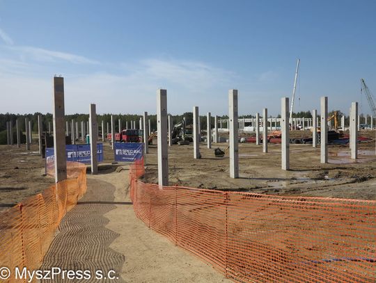 BRAMA JURY CZYLI BETON I STAL. DRZEW NIE BĘDZIE. ALE BĘDĄ TOALETY!