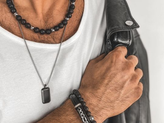 Bransolety męskie – stylowe i efektowne dodatki na lato