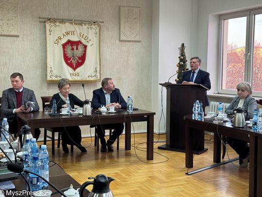 BURZLIWA SESJA W SPRAWIE SZKÓŁ. BURMISTRZ ŚLĘCZKA PRZEPRASZA BURZLIWA SESJA W SPRAWIE SZKÓŁ. BURMISTRZ ŚLĘCZKA PRZEPRASZA