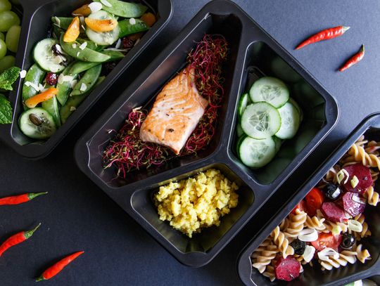 Catering dietetyczny – jak zamówić i co wybrać? Praktyczny przewodnik krok po kroku
