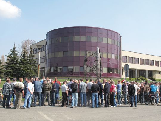 CMC ZNOWU ZWALNIA 150 OSÓB. CHOĆ ZYSKI MA OGROMNE