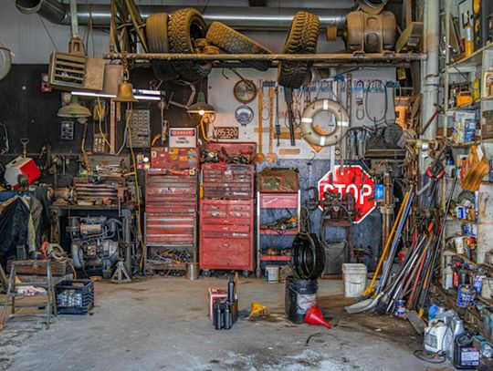 Czym różnią się garaże blaszane premium od standardowych?