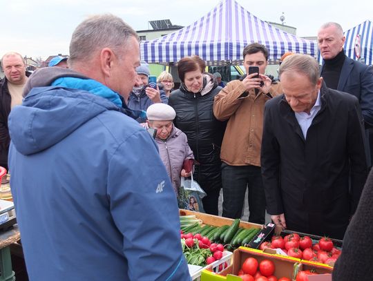 DONALD TUSK. Zakupy na targu w Żarkach. W ZAWIERCIU DOM RZEMIOSŁA