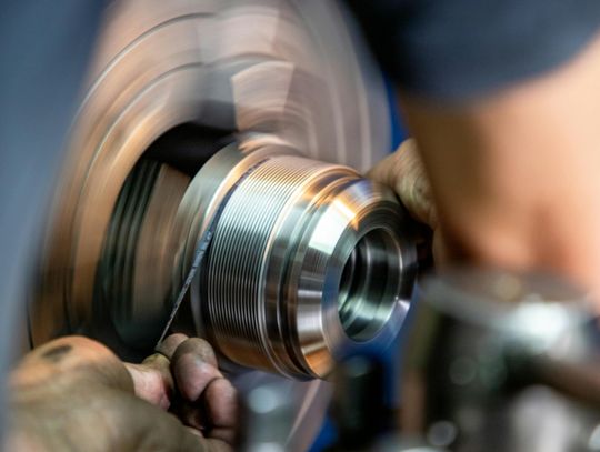 Jak przygotować powierzchnię stali nierdzewnej do profesjonalnej obróbki