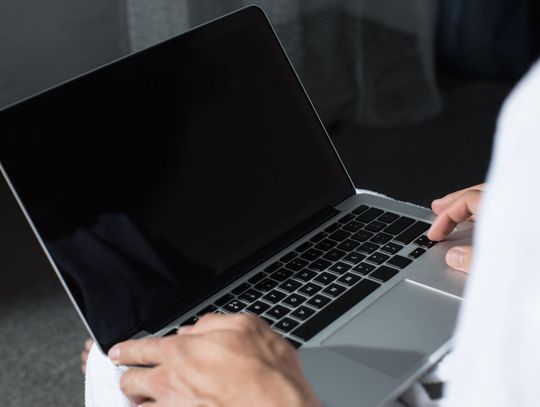 Jak uniknąć awarii laptopa? Praktyczne wskazówki dla każdego 