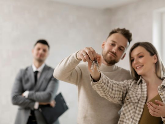 Jak wygląda proces zakupu mieszkania z pomocą biura nieruchomości