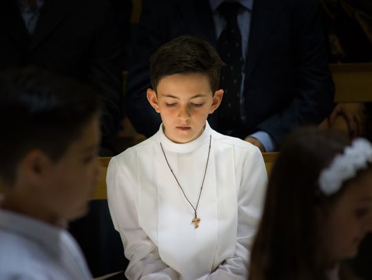Jakie stroje komunijne najlepiej wybierać dla małego chłopca?