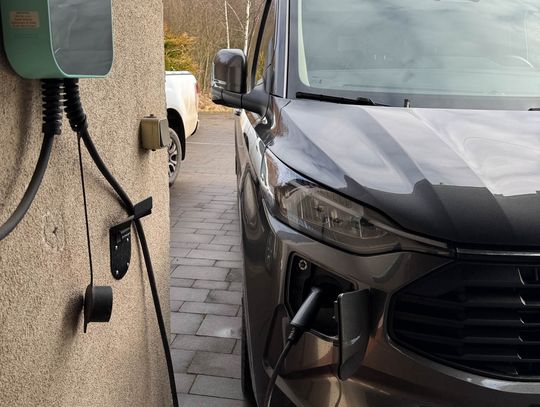 JEŹDZILIŚMY TRANSITEM CUSTOM. HYBRYDA PLUG-IN