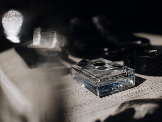 Kto stworzył pierwsze perfumy? Fascynująca podróż przez czas