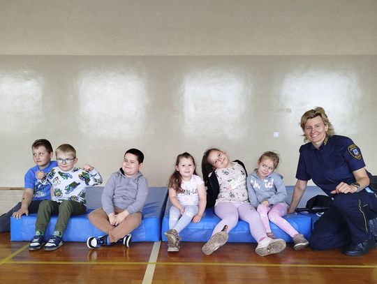 Mundurowi uczą dzieci, jak być bezpiecznym
