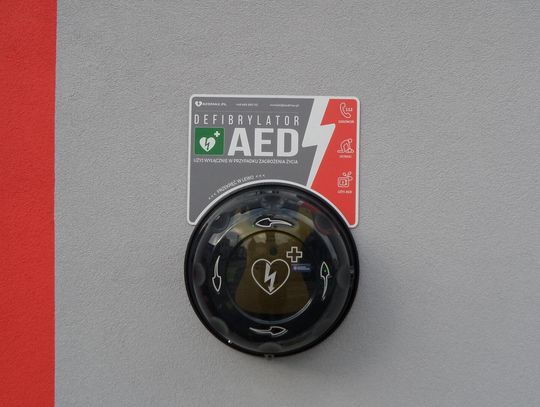 MYSZKÓW. DEFIBRYLATOR NA  ŚCIANIE REMIZY OCHOTNICZEJ STRAŻY POŻARNEJ. ZDJĘCIA