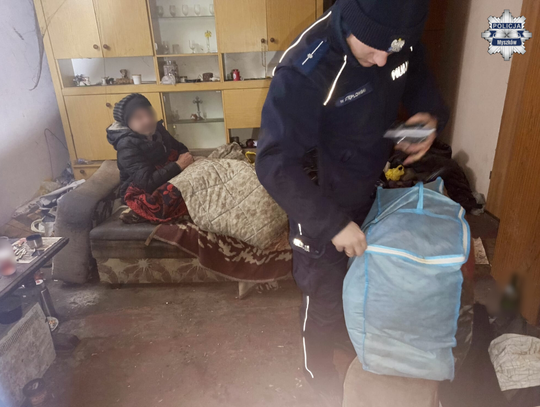 MYSZKÓW. DZIELNICOWY POMAGA BEZDOMNYM NIE TYLKO SŁUŻBOWO