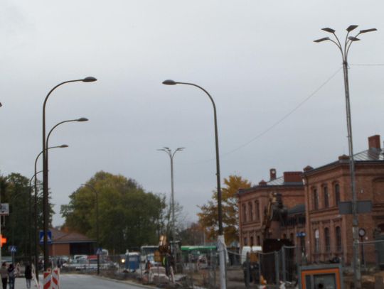 MYSZKÓW.  INSTALUJĄ NOWE LATARNIE NA PLACU DWORCOWYM. ZDJĘCIA