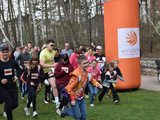 MYSZKÓW. KWIETNIOWY BIEG PO ZDROWIE NA DOTYKU JURY I STRAŻACKI POKAZ PIEWSZEJ POMOCY ZDJĘCIA
