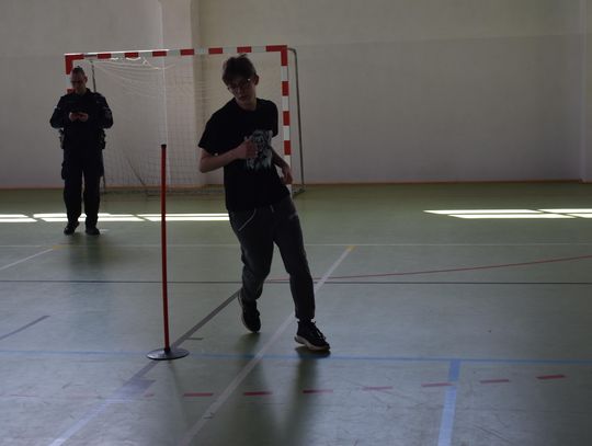 MYSZKÓW. MŁODZIEŻ MOGŁA SIĘ SPRAWDZIĆ NA POLICYJNYM TEŚCIE SPRAWNOŚCI FIZYCZNEJ. ZDJĘCIA