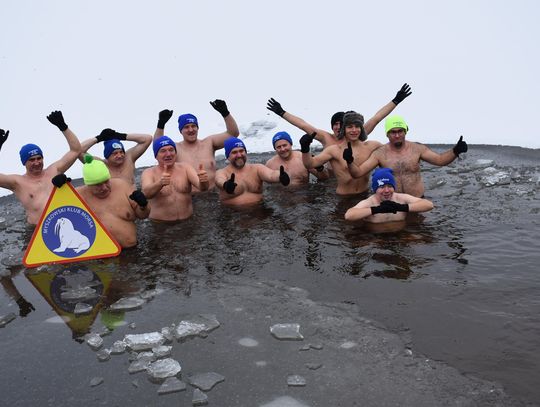 MYSZKÓW. OSTATNIE W 2025 ROKU MORSOWANIE MYSZKOWSKICH MORSÓW. W PRZERĘBLU. ZDJĘCIA