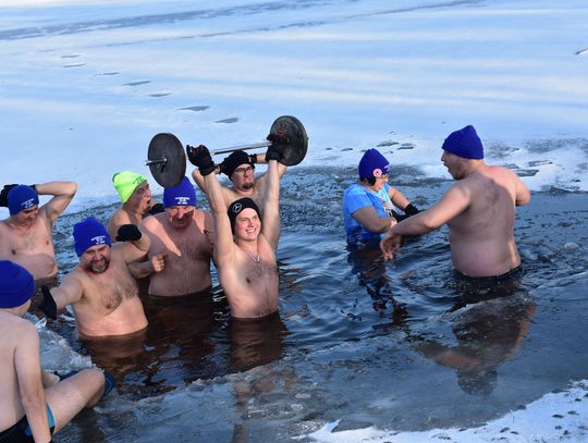 MYSZKÓW. PIERWSZE W 2026 ROKU MORSOWANIE MYSZKOWSKICH MORSÓW. PRZY OGNISKU. ZDJĘCIA MYSZKÓW. PIERWSZE W 2026 ROKU MORSOWANIE MYSZKOWSKICH MORSÓW. PRZY OGNISKU. ZDJĘCIA