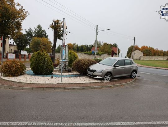 MYSZKÓW. PIJANY REKORDZISTA ZA KEROWNICĄ - 4 PROMILE ALKOHOLU. ZOSTAWIŁ AUTO NA WYSEPCE RONDA, A POTEM NIE UMIAŁ WYJŚĆ Z ROWU