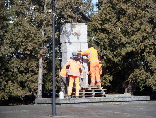 MYSZKÓW. ROZEBRALI POMNIK POLEGŁYM ZA ZIEMIĘ MYSZKOWSKĄ NA SKWERZE  NAPRZECIWKO URZĘDU MIASTA. ZOBACZ  ZDJĘCIA Z DEMONTAŻU