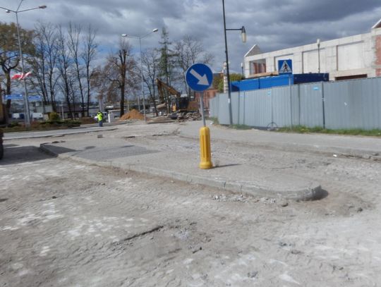 MYSZKÓW. ROZEBRALI RONDO FLAGI. ZAMKNIĘTE SKRZYŻOWANIE ULIC 1 MAJA I 3 MAJA. ZDJĘCIA