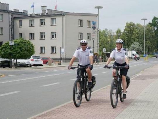MYSZKÓW. STRAŻNICY MIEJSCY PATROLUJĄ MIASTO NA ROWERACH. ZDJĘCIE
