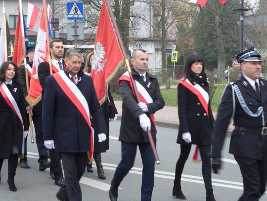 MYSZKÓW. ŚWIĘTO NIEPODLEGŁOŚCI 2024. UROCZYSTOŚCI - MSZA, PRZEMARSZ PRZED POMNIK POLEGŁYM  ZA ZIEMIĘ MYSZKOWSKĄ. ZDJĘCIA