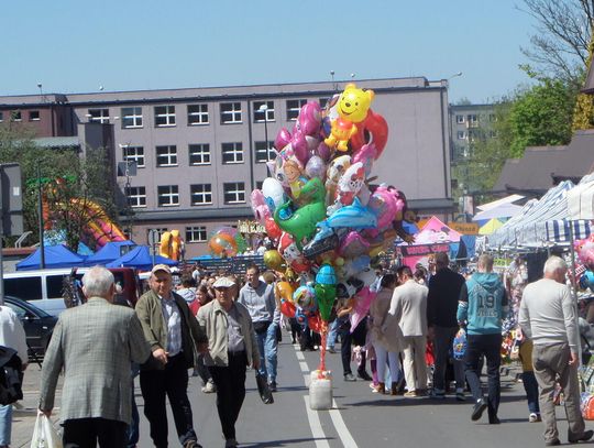 MYSZKÓW. TŁUMY NA STRAGANACH NA ODPUŚCIE ŚW. STANISŁAWA BISKUPA I MĘCZENNIKA. ZDJĘCIA