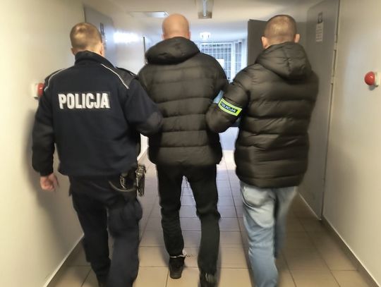 MYSZKÓW. UKRYWAŁ SIĘ, BO NIE CHCIAŁ IŚĆ DO WIĘZIENIA ZA KRADZIEŻE. WPADŁ W RĘCE MYSZKOWSKICH POLICJANTÓW. MIAŁ PRZY SOBIE NARKOTYKI