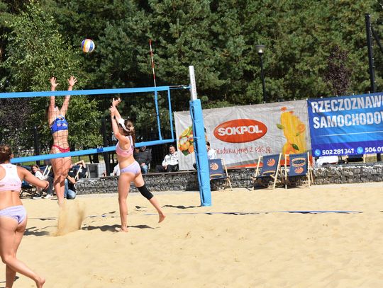 MYSZKÓW. WIELKI FINAŁ X OTWARTYCH MISTRZOSTW ŚLĄSKA W SIATKÓWCE PLAŻOWEJ ROZEGRANO NA DOTYKU JURY. ZDJĘCA Z FINAŁU