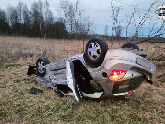MYSZKÓW. ZA KIEROWNICĄ OPLA SIEDZIAŁ 19-LATEK. WJECHAŁ W DRZEWO, AUTO DACHOWAŁO, 5 OSÓB RANNYCH. LĄDOWAŁ ŚMIGŁOWIEC RATUNKOWY. ZDJĘCIA