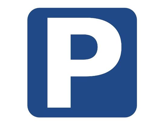 MYSZKÓW. ZAMKNIĘTY PARKING PRZED MIEJSKIM DOMEM KULTURY