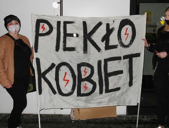 NAJLICZNIEJSZE PROTESTY ANTYRZĄDOWE OD 2 TYGODNI: W MYSZKOWIE WIELU POLITYKÓW PiS na STRAJKU KOBIET!