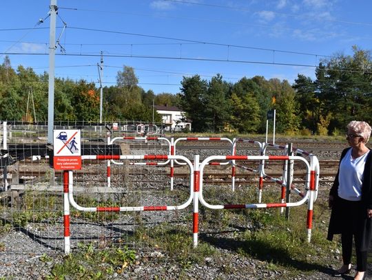 NIE – DLA NIEBEZPIECZNEGO PRZECHODZENIA PRZEZ TORY W PORAJU 