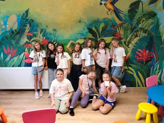 Nowe meble i tropikalny mural. Tak zmieniły się świetlice w szkole w Poraju