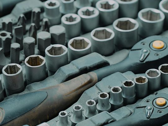 Obejma metalowa – trwałe mocowanie rur i przewodów w instalacjach