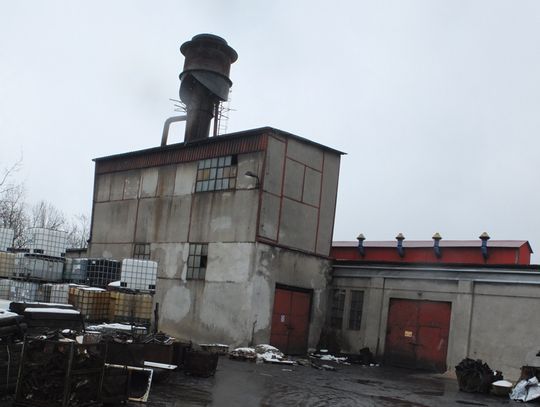 ODLEWNIA Z OGRODZIEŃCA PYLI I PRODUKUJE. BEZ POZWOLENIA NA PRZETWARZANIE ODPADÓW