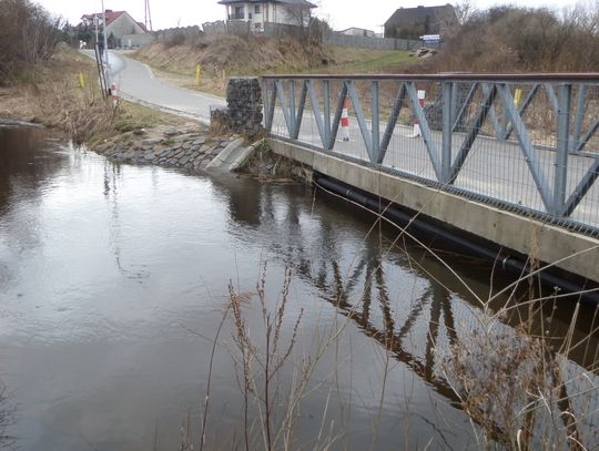 Po ulewnych deszczach w Myszkowie  woda prawie równo z mostem na potoku  Leśniówka