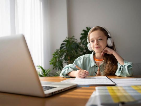 Polacy są przychylni edukacji online, ale tej zorganizowanej