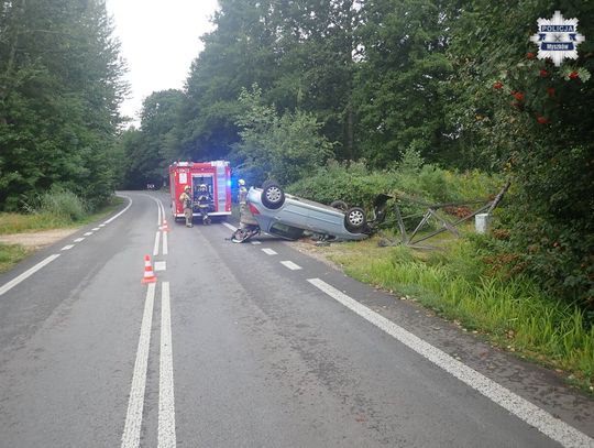 POLCJANT Z POSTERUNKU W KOZIEGŁOWACH RATOWAŁ  KOBIETĘ , KTÓREJ SAMOCHÓD DACHOWAŁ