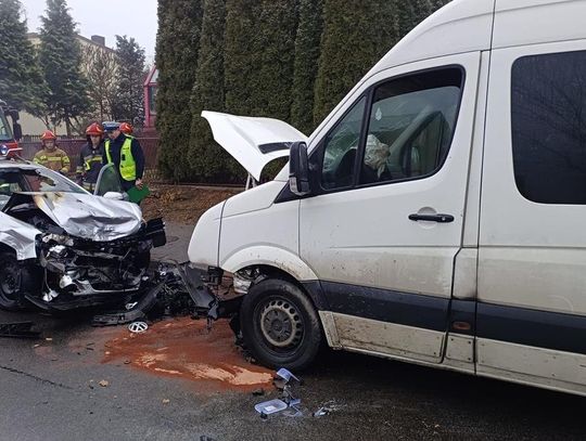 POLICJA. CZOŁOWE ZDERZENIE  DWÓCH SAMOCHODÓW. RANNA MIESZKANKA MYSZKOWA. ZDJĘCIA