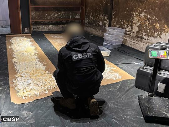 POLICJA ZLIKWIDOWAŁA NIELEGALNE LABORATORIUM NARKOTYKÓW W WOJEWÓDZTWIE ŚLĄSKIM. ZAREKWIROWANO JUŻ GOTOWE NARKOTYKI O WARTOŚCI 3,5 MILIONA ZŁOTYCH. ZDJĘCIA