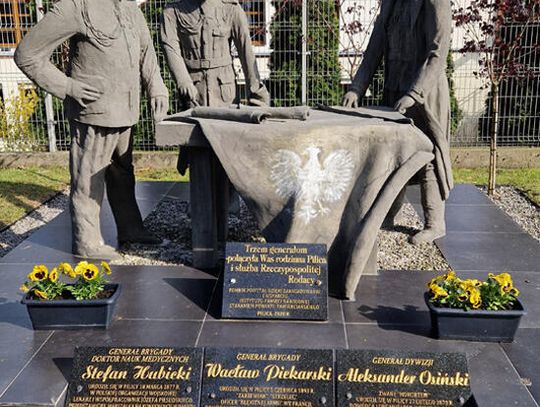 Pomnik Trzech Generałów Wojska Polskiego w Pilicy Pomnik Trzech Generałów Wojska Polskiego w Pilicy