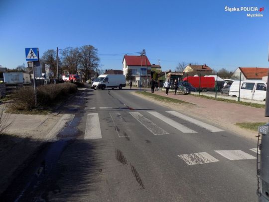 STARSZA KOBIETA POTRĄCONA NA PASACH