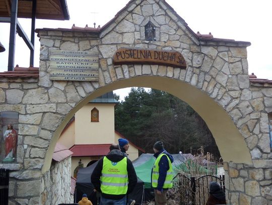 SUSPENDOWANY KSIĄDZ GALUS ATAKUJE BISKUPA CZĘSTOCHOWSKIEGO. SANKTUARIUM LEŚNIOWSKIE PROTESTUJE PRZECIWKO WIZYCIE ZWOLENNIIKÓW GALUSA I ICH AGITACJI