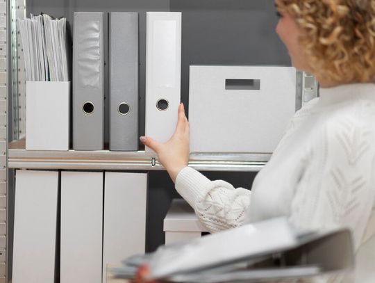 Szafy w firmie produkcyjnej – gdzie trzymać narzędzia, dokumenty i odzież roboczą?