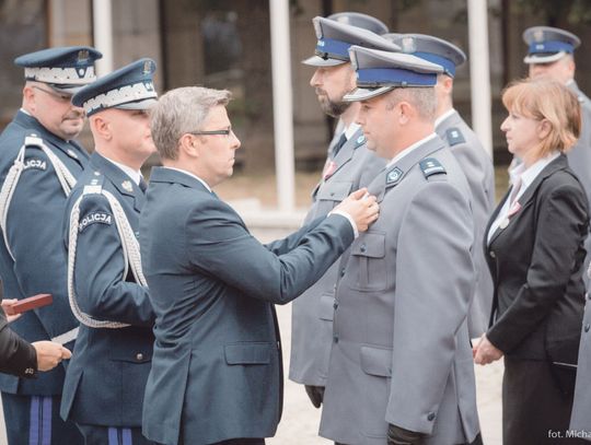 SZEF MYSZKOWSKICH POLICJANTÓW UHONOROWANY SREBRNYM MEDALEM