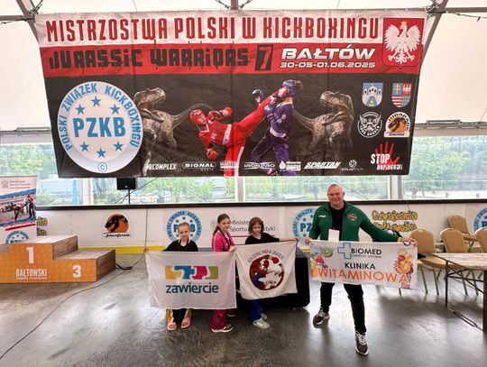 TRZY MEDALE ZAWODNICZEK KICKBOXING MAŁPKA ZAWIERCIE