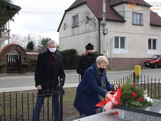 UCZCILI PAMIĘĆ O POWSTAŃCACH