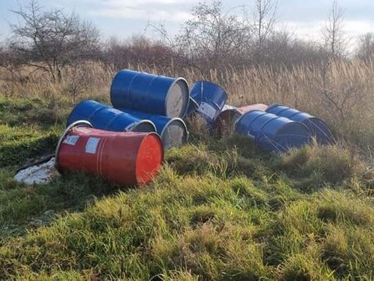 W Choroniu znowu podrzucono odpady: BADANIA WSKAŻĄ CO ZNAJDUJE SIĘ W BECZKACH